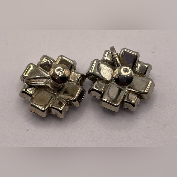 Vintage Weiss Silver Tone Screw Back Earrings with Faceted Crystals Signed - Picture 5 of 8